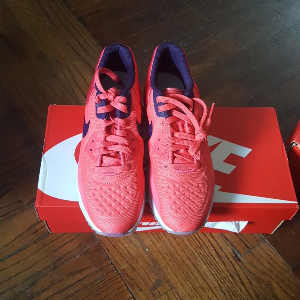 Nike - Picture 3 of 4